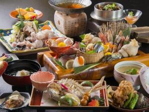 【大漁会席】９月に解禁を迎える底曳き網漁で獲れた豊富な魚介類を豪快に盛り付けました。旬の海鮮をご堪能いただけます♪