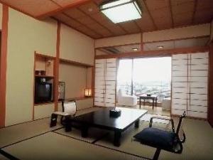 温泉宿はやっぱり和室が落ち着きますね。湯上りにゆったりとできる客室で旅の疲れを癒してください。