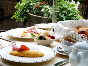 【宿泊プランのご朝食】ご朝食は「フレンチダイニング シェゆりの」にて中庭を眺めながら爽やかに。お時間は7:00～10:00となっております　