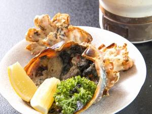 目の前で火にあぶる『甲羅焼き』！濃厚な旨味が大人気のカニミソを焼き立てでお召し上がりいただけます。