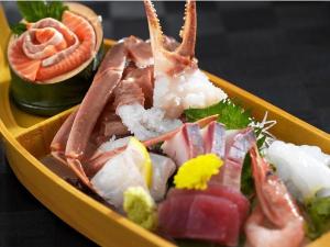 新鮮さが重要な『蟹刺し』。当宿の活蟹は調理直前まで生け簀で保存しているので鮮度が抜群！