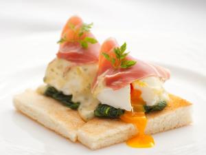 【レストラン「ファヌアン」】ご朝食では、エッグベネディクトもお選びいただけます。