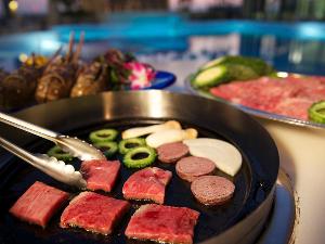 【パピヨン】旨み味たっぷりのお肉がジューシー！夏季限定プールサイドバーベキュー