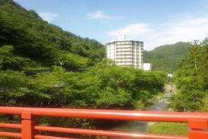 ホテル外観　(新緑の季節)