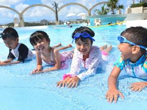 浅瀬では、小さなお子様も安心して水遊びができます。