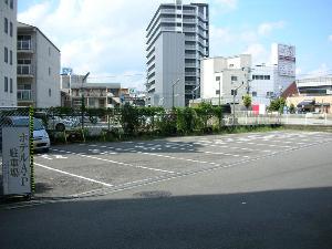 小型車で約50台収容できる駐車場。ご宿泊無料でご利用は先着順。但し大型車は予めご連絡下さい。