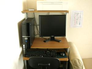 ロビーの一角にパソコンをご用意。インターネットから書類作成、印刷ができます。（利用無料）