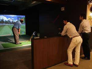 当ホテル隣ビル２Fのグリーンファミリー倶楽部。ゴルフ好きの仲間同士で！