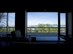 【ガーデンラウンジ】讃岐の山脈を望む