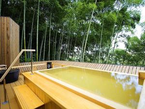 【吉祥の湯】囀りも聞こえる自然の中の展望大浴場・露天風呂
