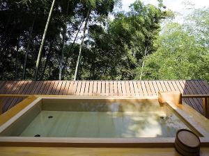 【吉祥の湯】露天風呂。竹林の香りや金倉川のせせらぎを感じながらのご入浴を