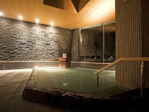 【吉祥の湯】夜には町の灯りを見ながらのご入浴を楽しめます。