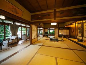 【数寄屋造り離れ/長生殿】庭の緑を眺める広々した室内