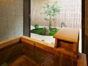 【数寄屋造り離れ/長生殿】坪庭を望む半露天風呂（2013年夏完成）