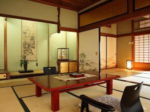 【数寄屋造り離れ/延寿閣】宿の歴史を感じられる室内