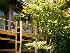 【数寄屋造り離れ/泉亭】テラスに佇めば静かな時間が過ぎて行きます。