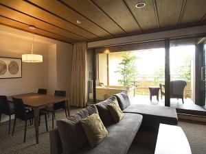 【富士見台/専有露天風呂付和洋室】部屋のリビングとテラスデッキの露天風呂