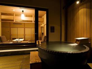 【富士見台/専有露天風呂付和室】テラスに付いた展望露天風呂（一例）