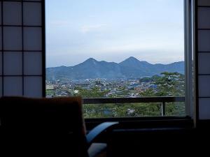 【松月テラス/バリアフリーツイン】お部屋の窓からは琴平の町を一望