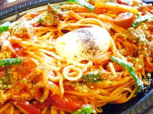 【800×600】スパゲッティナポリタン鉄板焼き温泉玉子添え