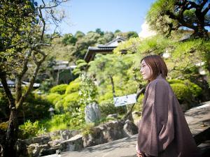 庭園を散策、かつて宿に逗留した文人墨客に思いをはせる