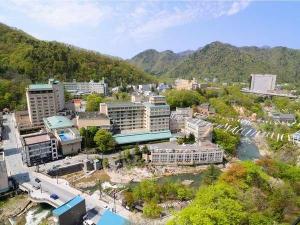 渓谷側客室から一望する昼の定山渓温泉街。四季折々の色で迎えてくれる雄大な自然を楽しむ