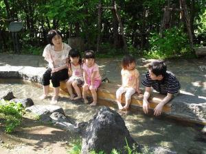ミリオーネのすぐ裏にある源泉公園の足湯。温泉玉子も作れます♪