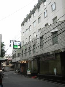 本郷三丁目駅より徒歩２分。本郷三丁目交差点角の交番とマクドナルドの間を入り、直進約５０ｍ