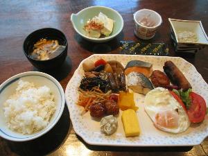 朝食の和洋バイキング。和の盛付例。