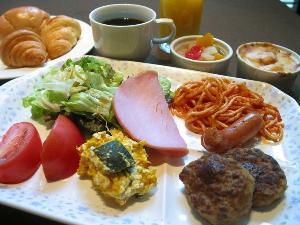 朝食の和洋バイキング。洋の盛付例
