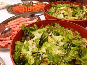 朝食はヘルシーな和のお惣菜メニューから、一般的な洋風のお料理まで、いろいろ用意しております。