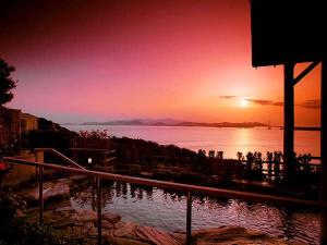 【天空のスパ 夕映えの湯】鳴門海峡を一望する絶景と、美人の湯と呼ばれるとろとろの泉質が自慢