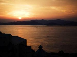 【雄大な夕映え】鳴門海峡に沈みゆく雄大なサンセットショー