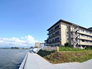 街湯から当館迄遊歩道が完成し、湖畔を身近に心地よい時を体感してください。