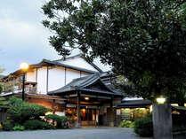 広く開放的な玄関で皆様のお越しをお待ちしております。