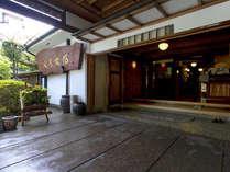 重厚な造りの玄関からは、他の旅館とは違った、昔懐かしい空気が漂ってきます