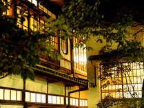 夜になっても、宿泊客を和ませてくれる、優しいたたずまい。