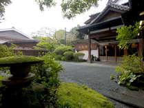 広く開放的な玄関で皆様のお越しをお待ちしております。