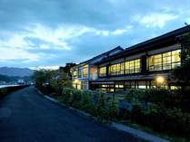 球磨川側から眺める、人吉旅館の佇まい