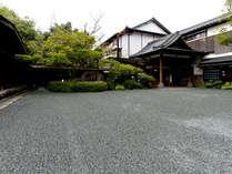 日本の伝統的な庭園を思わせるような砂利敷き