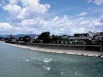 球磨川沿いにある老舗旅館