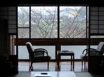 ２階客室は春は目の前に球磨川の清流と満開の桜を臨む特等席