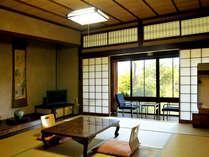 昔の家を思い出させる、天井高の数奇屋造りのお部屋。