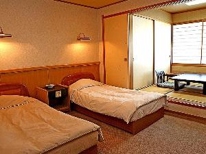 本館　和洋室ツインベッド+４畳