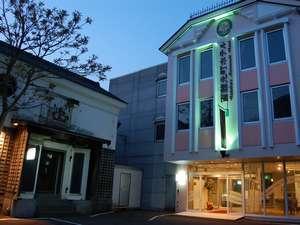 ホテル外観と築101年の蔵