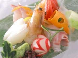 地元の素材にこだわったお料理をお出ししております（料理一例）