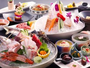 見た目も華やかにの想いをこめて。特撰６種のお造りは氷器で。料理を少し贅沢にしたい方に選ばれています
