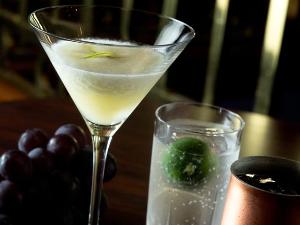 「セラーバー」にてオリジナルカクテルをお楽しみください。