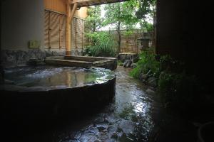 貸切露天「菊花の湯」ハーブ湯・打たせ湯・露天風呂