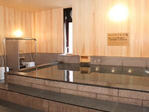 1階　めぐみの湯　浴槽（大）　蔵王水系の天然水を利用した、お肌にやさしいお湯です
